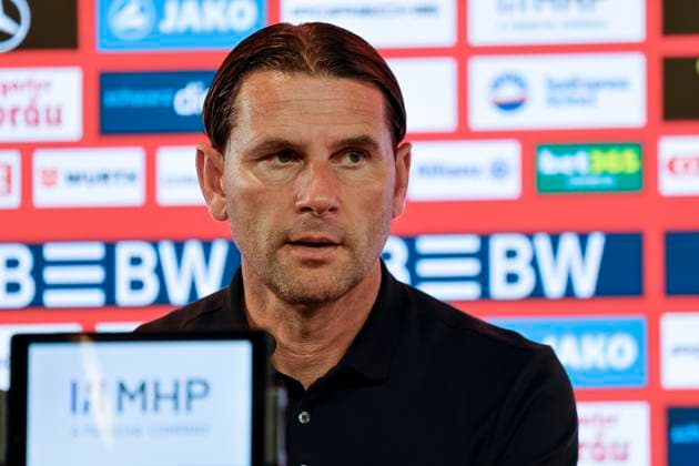 Gerardo Seoane (Borussia Mönchengladbach, Trainer) bei der Pressekonferenz , Deutschland, Fussball, 1. Bundesliga, 2.Spieltag, 2025 2026, VfB Stuttgart vs. Borussia Mönchengladbach, 30.08.2025, MHP Arena, Stuttgart, Deutschland Stuttgart MHP Arena Baden-Württemberg Deutschland Copyright: xGrantxHubbsx
