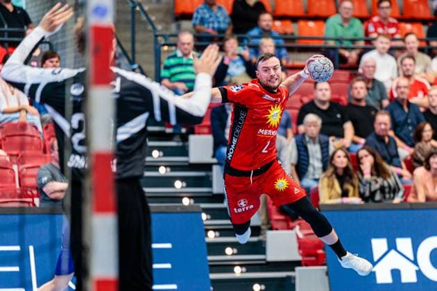 v.l. Christian Simonsen (TSV Bayer Dormagen, 20), Jo Gerrit Genz (TuS N-Luebbecke, 02) GER, TuS N-Luebbecke vs. TSV Bayer Dormagen, Handball, 2. Bundesliga, 1. Spieltag, Spielzeit 2025 2026, 30.08.2025 GER, TuS N-Luebbecke vs. TSV Bayer Dormagen, Handball, 2. Bundesliga, 1. Spieltag, Spielzeit 2025 2026, 30.08.2025 Luebbecke Copyright: xEibner-Pressefoto JanxRollingerx EP_JSK