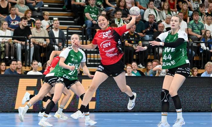 Kaho Nakayama (BSV Sachsen Zwickau, 59) im Sorungwurf VfL Oldenburg vs. BSV Sachsen Zwickau, Handballl, ALSCO Handball Bundesliga Frauen, 1. Spieltag, Saison 2025 2026, 30.08.2025, VfL Oldenburg vs. BSV Sachsen Zwickau, Handballl, ALSCO Handball Bundesliga Frauen, 1. Spieltag, Saison 2025 2026, 30.08.2025, Oldenburg Copyright: xEibner-Pressefoto RobertxGertzenx EP_RGN