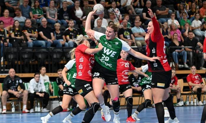 Paulina Golla (VfL Oldenburg, 29) tankt sich durch VfL Oldenburg vs. BSV Sachsen Zwickau, Handballl, ALSCO Handball Bundesliga Frauen, 1. Spieltag, Saison 2025 2026, 30.08.2025, VfL Oldenburg vs. BSV Sachsen Zwickau, Handballl, ALSCO Handball Bundesliga Frauen, 1. Spieltag, Saison 2025 2026, 30.08.2025, Oldenburg Copyright: xEibner-Pressefoto RobertxGertzenx EP_RGN