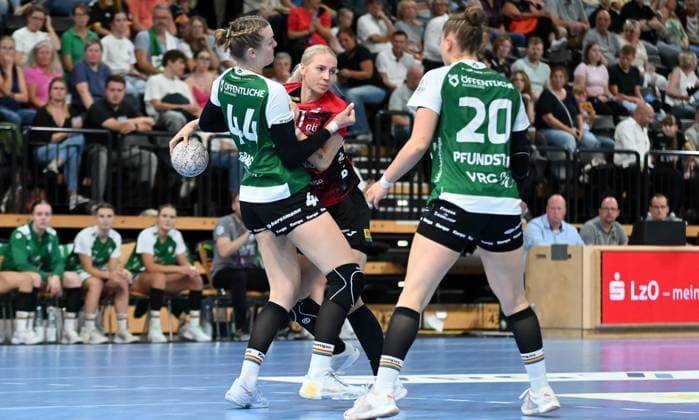 Laura Penzes (BSV Sachsen Zwickau, 37) gegen Lisa-Marie Fragge (VfL Oldenburg, 44) VfL Oldenburg vs. BSV Sachsen Zwickau, Handballl, ALSCO Handball Bundesliga Frauen, 1. Spieltag, Saison 2025 2026, 30.08.2025, VfL Oldenburg vs. BSV Sachsen Zwickau, Handballl, ALSCO Handball Bundesliga Frauen, 1. Spieltag, Saison 2025 2026, 30.08.2025, Oldenburg Copyright: xEibner-Pressefoto RobertxGertzenx EP_RGN