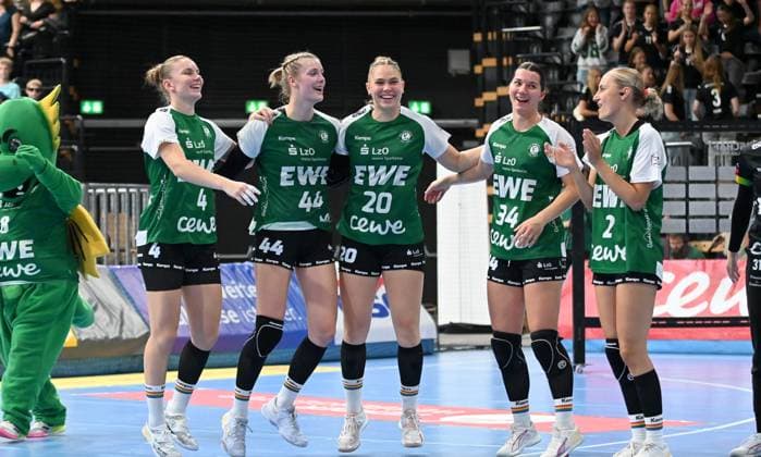 Jubel bei Toni Reinemann (VfL Oldenburg, 4), Lisa-Marie Fragge (VfL Oldenburg, 44), Ariane Pfundstein (VfL Oldenburg, 20), Emma Bächtiger (VfL Oldenburg, 34) und Lisa Borutta (VfL Oldenburg, 2) VfL Oldenburg vs. BSV Sachsen Zwickau, Handballl, ALSCO Handball Bundesliga Frauen, 1. Spieltag, Saison 2025 2026, 30.08.2025, VfL Oldenburg vs. BSV Sachsen Zwickau, Handballl, ALSCO Handball Bundesliga Frauen, 1. Spieltag, Saison 2025 2026, 30.08.2025, Oldenburg Copyright: xEibner-Pressefoto RobertxGertzenx EP_RGN