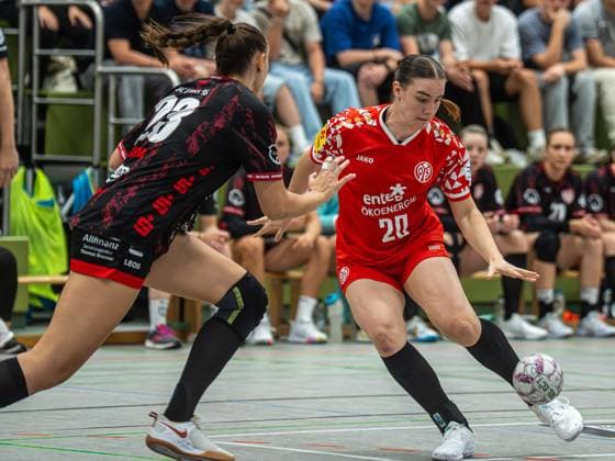Marleen Kern (1. FSV Mainz 05, 20) im Zweikampf mit Leonie Dreizler (TG Nuertingen, 23), TG Nuertingen vs. 1. FSV Mainz 05, Handball, 2. Bundesliga, Spielzeit 2025 2026, 30.08.2025 TG Nuertingen vs. 1. FSV Mainz 05, Handball, 2. Bundesliga, Spielzeit 2025 2026, 30.08.2025 Nuertingen Copyright: xMichaelxSchmidt Eibner-Pressefotx EP_MST