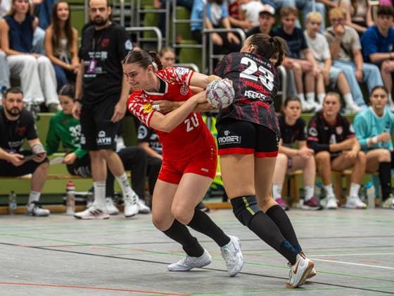 Marleen Kern (1. FSV Mainz 05, 20) im Zweikampf mit Leonie Dreizler (TG Nuertingen, 23), TG Nuertingen vs. 1. FSV Mainz 05, Handball, 2. Bundesliga, Spielzeit 2025 2026, 30.08.2025 TG Nuertingen vs. 1. FSV Mainz 05, Handball, 2. Bundesliga, Spielzeit 2025 2026, 30.08.2025 Nuertingen Copyright: xMichaelxSchmidt Eibner-Pressefotx EP_MST
