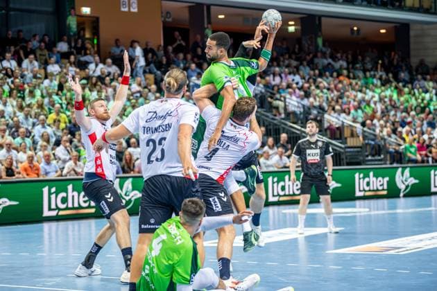 Handball Bundesliga; HSG Wetzlar - SG Flensburg-Handewitt, 30.08.25 Philipp Ahouansou (HSG Wetzlar, 19), Filip Vistorop (HSG Wetzlar, 4), Kent Robin Tønnesen (SG Flensburg-Handewitt, 23), Johannes Golla (SG Flensburg-Handewitt, 4), Blaž Blagotinöek (SG Flensburg-Handewitt, 43) Handball Bundesliga; HSG Wetzlar - SG Flensburg-Handewitt: Wetzlar, 30.08.25 Copyright: xBEAUTIFULxSPORTS Roeczeyx