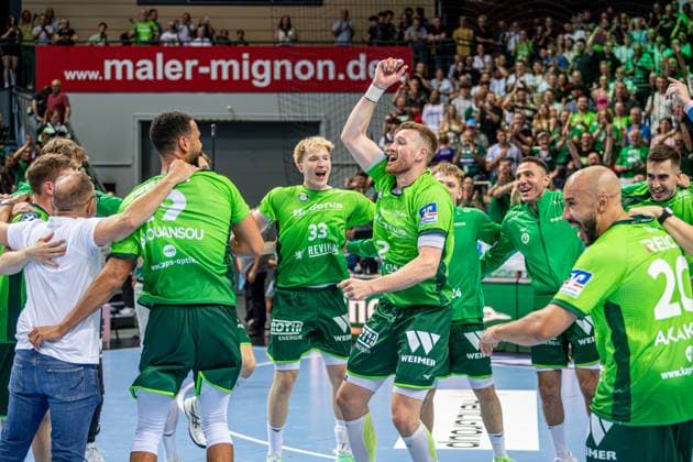 Handball Bundesliga; HSG Wetzlar - SG Flensburg-Handewitt, 30.08.25 Nikola Grahovac (HSG Wetzlar, 2), Justin Müller (HSG Wetzlar, 25), David Cyrill Akakpo (HSG Wetzlar, 20), Georg Löwen (HSG Wetzlar, 33), David Cyrill Akakpo (HSG Wetzlar, 20) Handball Bundesliga; HSG Wetzlar - SG Flensburg-Handewitt: Wetzlar, 30.08.25 Copyright: xBEAUTIFULxSPORTS Roeczeyx