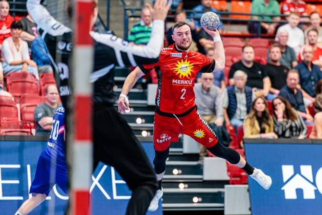 v.l. Christian Simonsen (TSV Bayer Dormagen, 20), Jo Gerrit Genz (TuS N-Luebbecke, 02) GER, TuS N-Luebbecke vs. TSV Bayer Dormagen, Handball, 2. Bundesliga, 1. Spieltag, Spielzeit 2025 2026, 30.08.2025 GER, TuS N-Luebbecke vs. TSV Bayer Dormagen, Handball, 2. Bundesliga, 1. Spieltag, Spielzeit 2025 2026, 30.08.2025 Luebbecke Copyright: xEibner-Pressefoto JanxRollingerx EP_JSK