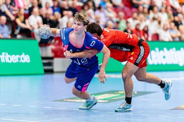 v.l. Luca Krist (TSV Bayer Dormagen, 02), Max Santos (TuS N-Luebbecke, 04) GER, TuS N-Luebbecke vs. TSV Bayer Dormagen, Handball, 2. Bundesliga, 1. Spieltag, Spielzeit 2025 2026, 30.08.2025 GER, TuS N-Luebbecke vs. TSV Bayer Dormagen, Handball, 2. Bundesliga, 1. Spieltag, Spielzeit 2025 2026, 30.08.2025 Luebbecke Copyright: xEibner-Pressefoto JanxRollingerx EP_JSK