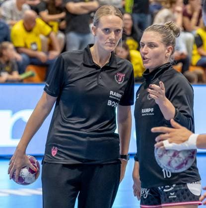 Miriam Hirsch (Chef-Trainering, TuS Metzingen) mit Nele Franz (Tus Metzingen, 10) GER, Borussia Dortmund vs. TuS Metzingen, Handball, ALSCO Frauen Bundesliga, Saison 2025 2026, 1. Spieltag, 30.08.2025. GER, Borussia Dortmund vs. TuS Metzingen, Handball, ALSCO Frauen Bundesliga, Saison 2025 2026, 1. Spieltag, 30.08.2025. Dortmund Copyright: xEibner-Pressefoto WolfgangxStummx EP_EER