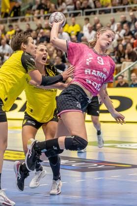 Naina Klein (TuS Metzingen, 09) kann hier nicht am Wurf gehindert werden GER, Borussia Dortmund vs. TuS Metzingen, Handball, ALSCO Frauen Bundesliga, Saison 2025 2026, 1. Spieltag, 30.08.2025. GER, Borussia Dortmund vs. TuS Metzingen, Handball, ALSCO Frauen Bundesliga, Saison 2025 2026, 1. Spieltag, 30.08.2025. Dortmund Copyright: xEibner-Pressefoto WolfgangxStummx EP_EER