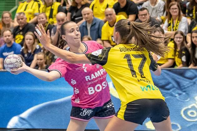 Santina Sabatnig (TuS Metzingen, 18) gegen Alicia Langer (Borussia Dortmund, 17) GER, Borussia Dortmund vs. TuS Metzingen, Handball, ALSCO Frauen Bundesliga, Saison 2025 2026, 1. Spieltag, 30.08.2025. GER, Borussia Dortmund vs. TuS Metzingen, Handball, ALSCO Frauen Bundesliga, Saison 2025 2026, 1. Spieltag, 30.08.2025. Dortmund Copyright: xEibner-Pressefoto WolfgangxStummx EP_EER