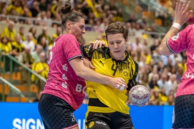 Svenja Huebner (TuS Metzingen, 26) gegen Alina Grijseels (Borussia Dortmund, 04) GER, Borussia Dortmund vs. TuS Metzingen, Handball, ALSCO Frauen Bundesliga, Saison 2025 2026, 1. Spieltag, 30.08.2025. GER, Borussia Dortmund vs. TuS Metzingen, Handball, ALSCO Frauen Bundesliga, Saison 2025 2026, 1. Spieltag, 30.08.2025. Dortmund Copyright: xEibner-Pressefoto WolfgangxStummx EP_EER