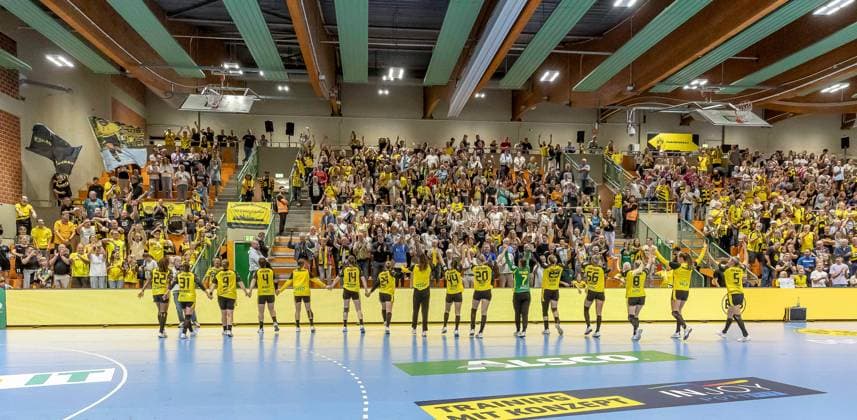 Die Dortmunder Spielerinnen lassen sich nach dem deutlichen Sieg von den Fans feiern GER, Borussia Dortmund vs. TuS Metzingen, Handball, ALSCO Frauen Bundesliga, Saison 2025 2026, 1. Spieltag, 30.08.2025. GER, Borussia Dortmund vs. TuS Metzingen, Handball, ALSCO Frauen Bundesliga, Saison 2025 2026, 1. Spieltag, 30.08.2025. Dortmund Copyright: xEibner-Pressefoto WolfgangxStummx EP_EER