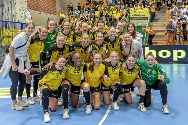 Die Dortmunder Spielerinnen lassen sich nach dem deutlichen Sieg feiern GER, Borussia Dortmund vs. TuS Metzingen, Handball, ALSCO Frauen Bundesliga, Saison 2025 2026, 1. Spieltag, 30.08.2025. GER, Borussia Dortmund vs. TuS Metzingen, Handball, ALSCO Frauen Bundesliga, Saison 2025 2026, 1. Spieltag, 30.08.2025. Dortmund Copyright: xEibner-Pressefoto WolfgangxStummx EP_EER