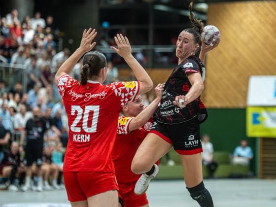Leonie Dreizler (TG Nuertingen, 23) wirft aus dem Rueckraum, TG Nuertingen vs. 1. FSV Mainz 05, Handball, 2. Bundesliga, Spielzeit 2025 2026, 30.08.2025 TG Nuertingen vs. 1. FSV Mainz 05, Handball, 2. Bundesliga, Spielzeit 2025 2026, 30.08.2025 Nuertingen Copyright: xMichaelxSchmidt Eibner-Pressefotx EP_MST