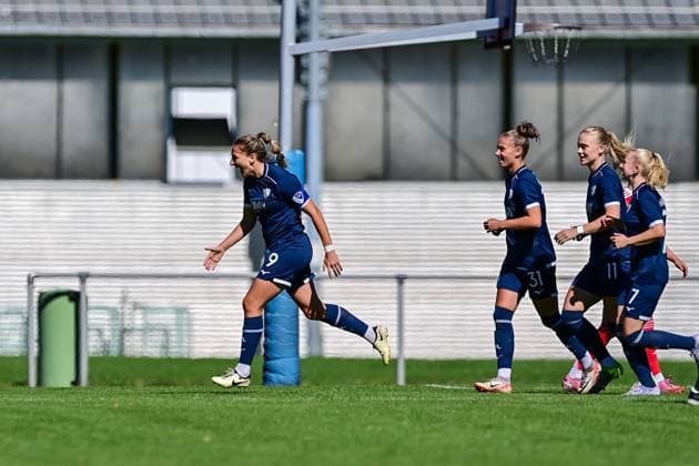 Spielerinnen des VfL Bochum mit Torjubel, Jubel, Torjubel, Torerfolg, celebrate the goal, goal, celebration, Jubel ueber das Tor zum 0:1 durch Dörthe Hoppius (Bochum, 9) (1.v.li.), optimistisch, Action, Aktion, 31.08.2025, Aschheim (Deutschland), Fussball,2. Frauen-Bundesliga, FC Bayern München II - VfL Bochuim, DFB DFL REGULATIONS PROHIBIT ANY USE OF PHOTOGRAPHS AS IMAGE SEQUENCES AND OR QUASI-VIDEO.