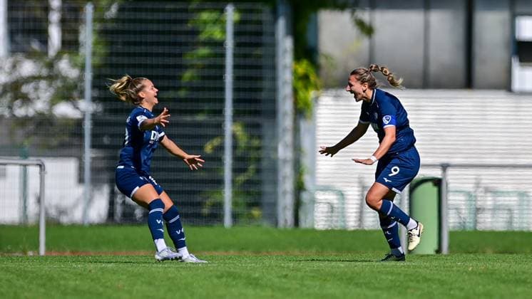 v.li.: Anna Moczarski (Bochum, 10) und Torschützin Dörthe Hoppius (Bochum, 9) mit Torjubel, Jubel, Torjubel, Torerfolg, celebrate the goal, goal, celebration, Jubel ueber das Tor zum 0:1, optimistisch, Action, Aktion, 31.08.2025, Aschheim (Deutschland), Fussball,2. Frauen-Bundesliga, FC Bayern München II - VfL Bochuim, DFB DFL REGULATIONS PROHIBIT ANY USE OF PHOTOGRAPHS AS IMAGE SEQUENCES AND OR QUASI-VIDEO.