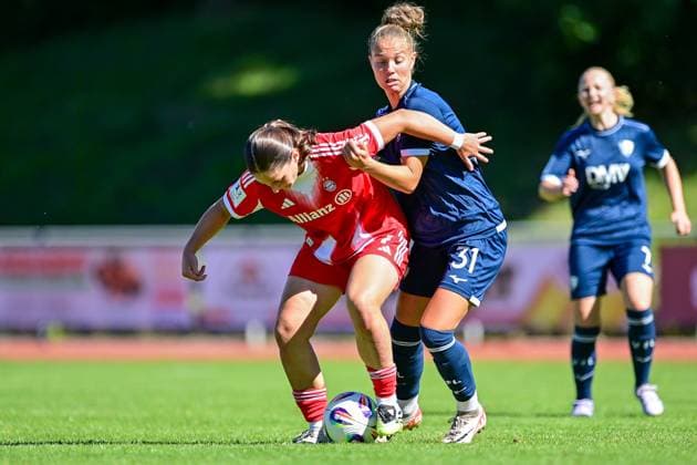 v.li.: Elira Terakaj (FCB, 7) Franziska Wenzel (Bochum, 31) im Zweikampf, Duell, duel, tackle, Dynamik, Action, Aktion, 31.08.2025, Aschheim (Deutschland), Fussball,2. Frauen-Bundesliga, FC Bayern München II - VfL Bochuim, DFB DFL REGULATIONS PROHIBIT ANY USE OF PHOTOGRAPHS AS IMAGE SEQUENCES AND OR QUASI-VIDEO.