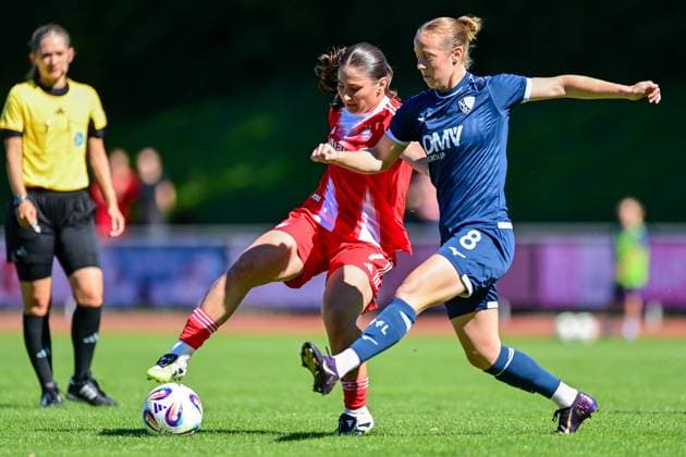 v.li.: Elira Terakaj (FCB, 7) Alina Bantle (Bochum, 8) im Zweikampf, Duell, duel, tackle, Dynamik, Action, Aktion, 31.08.2025, Aschheim (Deutschland), Fussball,2. Frauen-Bundesliga, FC Bayern München II - VfL Bochuim, DFB DFL REGULATIONS PROHIBIT ANY USE OF PHOTOGRAPHS AS IMAGE SEQUENCES AND OR QUASI-VIDEO.