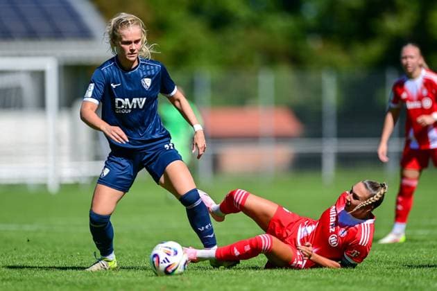 v.li.: Cecilia Way (Bochum, 11) Jana Kappes (FCB, 20) im Zweikampf, Duell, duel, tackle, Dynamik, Action, Aktion, 31.08.2025, Aschheim (Deutschland), Fussball,2. Frauen-Bundesliga, FC Bayern München II - VfL Bochuim, DFB DFL REGULATIONS PROHIBIT ANY USE OF PHOTOGRAPHS AS IMAGE SEQUENCES AND OR QUASI-VIDEO.