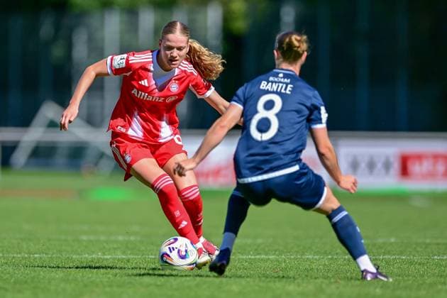 v.li.: Marie Gmeineder (FCB, 6) Alina Bantle (Bochum, 8) im Zweikampf, Duell, duel, tackle, Dynamik, Action, Aktion, 31.08.2025, Aschheim (Deutschland), Fussball,2. Frauen-Bundesliga, FC Bayern München II - VfL Bochuim, DFB DFL REGULATIONS PROHIBIT ANY USE OF PHOTOGRAPHS AS IMAGE SEQUENCES AND OR QUASI-VIDEO.