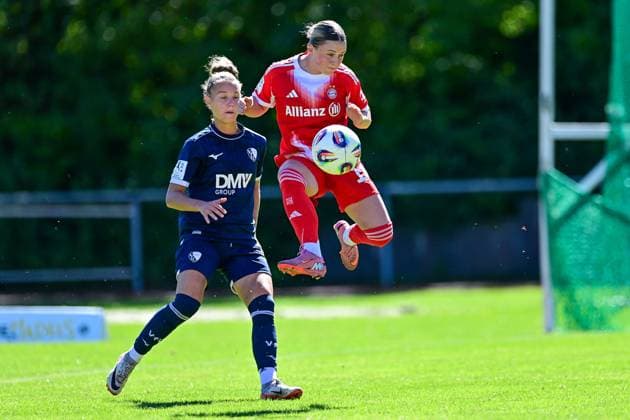 v.li.: Franziska Wenzel (Bochum, 31) Maria Plattner (FCB, 18) im Zweikampf, Duell, duel, tackle, Dynamik, Action, Aktion, 31.08.2025, Aschheim (Deutschland), Fussball,2. Frauen-Bundesliga, FC Bayern München II - VfL Bochuim, DFB DFL REGULATIONS PROHIBIT ANY USE OF PHOTOGRAPHS AS IMAGE SEQUENCES AND OR QUASI-VIDEO.