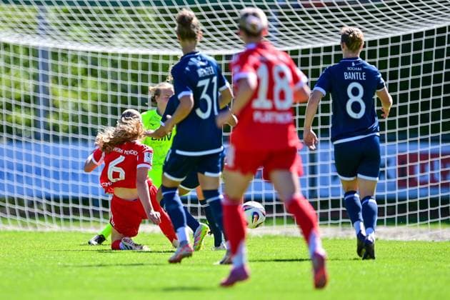 v.li.: Marie Gmeineder (FCB, 6) hat sich gegen Alina Bantle (Bochum, 8) und Franziska Wenzel (Bochum, 31) durchgesetzt und läuft allein aufs Tor, trifft aber nur den Pfosten, 31.08.2025, Aschheim (Deutschland), Fussball,2. Frauen-Bundesliga, FC Bayern München II - VfL Bochuim, DFB DFL REGULATIONS PROHIBIT ANY USE OF PHOTOGRAPHS AS IMAGE SEQUENCES AND OR QUASI-VIDEO.