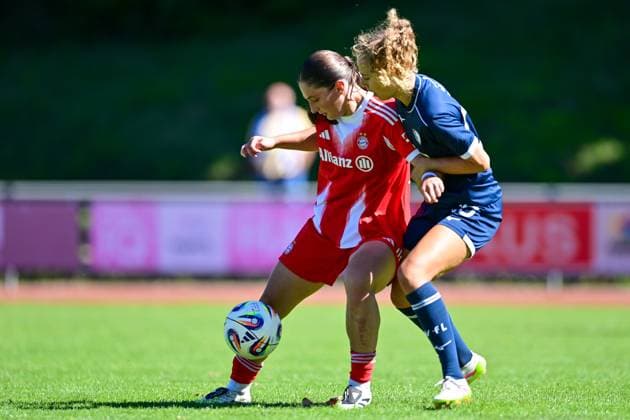 v.li.: Elira Terakaj (FCB, 7) Leana Zaugg (Bochum, 25) im Zweikampf, Duell, duel, tackle, Dynamik, Action, Aktion, 31.08.2025, Aschheim (Deutschland), Fussball,2. Frauen-Bundesliga, FC Bayern München II - VfL Bochuim, DFB DFL REGULATIONS PROHIBIT ANY USE OF PHOTOGRAPHS AS IMAGE SEQUENCES AND OR QUASI-VIDEO.
