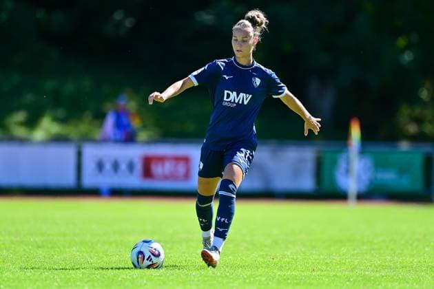 Franziska Wenzel (Bochum, 31) am Ball, Freisteller, Ganzkörper, Einzelbild, Aktion, Action, 31.08.2025, Aschheim (Deutschland), Fussball,2. Frauen-Bundesliga, FC Bayern München II - VfL Bochuim, DFB DFL REGULATIONS PROHIBIT ANY USE OF PHOTOGRAPHS AS IMAGE SEQUENCES AND OR QUASI-VIDEO.