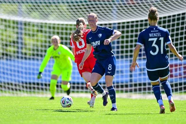 v.li.: Marie Gmeineder (FCB, 6) hat sich gegen Alina Bantle (Bochum, 8) und Franziska Wenzel (Bochum, 31) durchgesetzt und läuft allein aufs Tor, trifft aber nur den Pfosten, 31.08.2025, Aschheim (Deutschland), Fussball,2. Frauen-Bundesliga, FC Bayern München II - VfL Bochuim, DFB DFL REGULATIONS PROHIBIT ANY USE OF PHOTOGRAPHS AS IMAGE SEQUENCES AND OR QUASI-VIDEO.