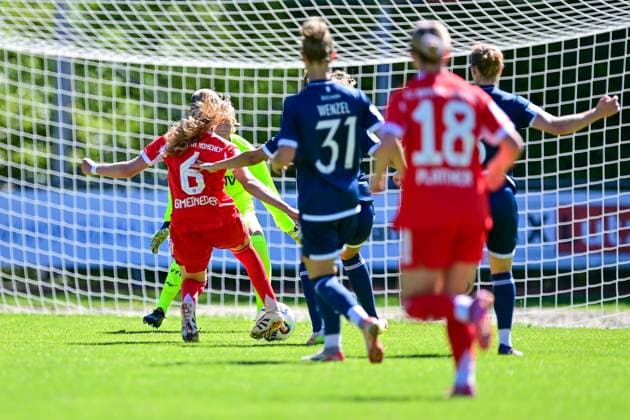 v.li.: Marie Gmeineder (FCB, 6) hat sich gegen Alina Bantle (Bochum, 8) und Franziska Wenzel (Bochum, 31) durchgesetzt und läuft allein aufs Tor, trifft aber nur den Pfosten, 31.08.2025, Aschheim (Deutschland), Fussball,2. Frauen-Bundesliga, FC Bayern München II - VfL Bochuim, DFB DFL REGULATIONS PROHIBIT ANY USE OF PHOTOGRAPHS AS IMAGE SEQUENCES AND OR QUASI-VIDEO.