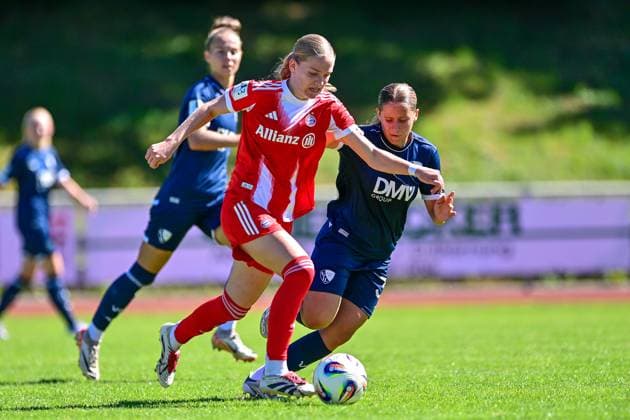 v.li.: Maria Plattner (FCB, 18) Lilith Schmidt (Bochum, 30) im Zweikampf, Duell, duel, tackle, Dynamik, Action, Aktion, 31.08.2025, Aschheim (Deutschland), Fussball,2. Frauen-Bundesliga, FC Bayern München II - VfL Bochuim, DFB DFL REGULATIONS PROHIBIT ANY USE OF PHOTOGRAPHS AS IMAGE SEQUENCES AND OR QUASI-VIDEO.