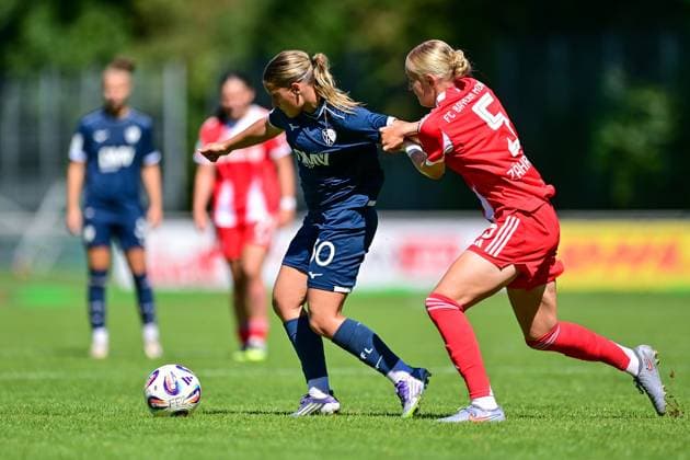 v.li.: Lilith Schmidt (Bochum, 30) Luzie Zähringer (Zaehringer, FCB, 5) im Zweikampf, Duell, duel, tackle, Dynamik, Action, Aktion, 31.08.2025, Aschheim (Deutschland), Fussball,2. Frauen-Bundesliga, FC Bayern München II - VfL Bochuim, DFB DFL REGULATIONS PROHIBIT ANY USE OF PHOTOGRAPHS AS IMAGE SEQUENCES AND OR QUASI-VIDEO.