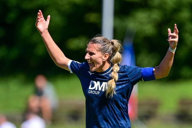 Paula Rintzner (FCB, 9) gibt Anweisungen, gestikuliert, mit den Armen gestikulieren, gives instructions, gesticulate, Einzelbild, Aktion, Action, 31.08.2025, Aschheim (Deutschland), Fussball,2. Frauen-Bundesliga, FC Bayern München II - VfL Bochuim, DFB DFL REGULATIONS PROHIBIT ANY USE OF PHOTOGRAPHS AS IMAGE SEQUENCES AND OR QUASI-VIDEO.