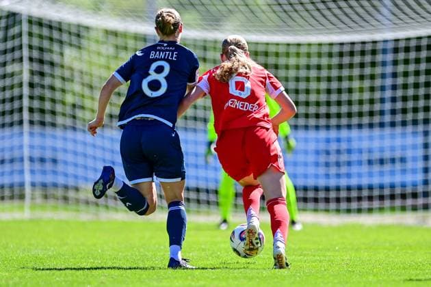 hier setzt sich Marie Gmeineder (FCB, 6) (re.) gegen Alina Bantle (Bochum, 8) durch, läuft allein aufs Tor, trifft aber dann nur den Pfosten, 31.08.2025, Aschheim (Deutschland), Fussball,2. Frauen-Bundesliga, FC Bayern München II - VfL Bochuim, DFB DFL REGULATIONS PROHIBIT ANY USE OF PHOTOGRAPHS AS IMAGE SEQUENCES AND OR QUASI-VIDEO.