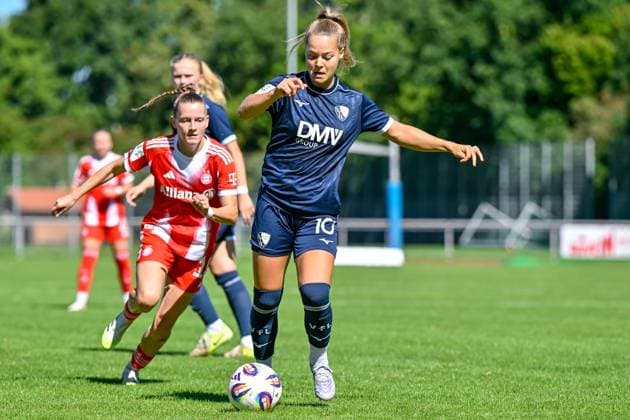 v.li.: Sarah Ernst (FCB, 10) Anna Moczarski (Bochum, 10) im Zweikampf, Duell, duel, tackle, Dynamik, Action, Aktion, 31.08.2025, Aschheim (Deutschland), Fussball,2. Frauen-Bundesliga, FC Bayern München II - VfL Bochuim, DFB DFL REGULATIONS PROHIBIT ANY USE OF PHOTOGRAPHS AS IMAGE SEQUENCES AND OR QUASI-VIDEO.