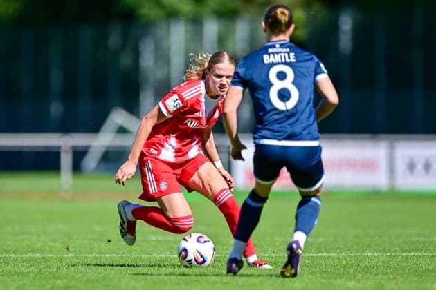 v.li.: Marie Gmeineder (FCB, 6) Alina Bantle (Bochum, 8) im Zweikampf, Duell, duel, tackle, Dynamik, Action, Aktion, 31.08.2025, Aschheim (Deutschland), Fussball,2. Frauen-Bundesliga, FC Bayern München II - VfL Bochuim, DFB DFL REGULATIONS PROHIBIT ANY USE OF PHOTOGRAPHS AS IMAGE SEQUENCES AND OR QUASI-VIDEO.