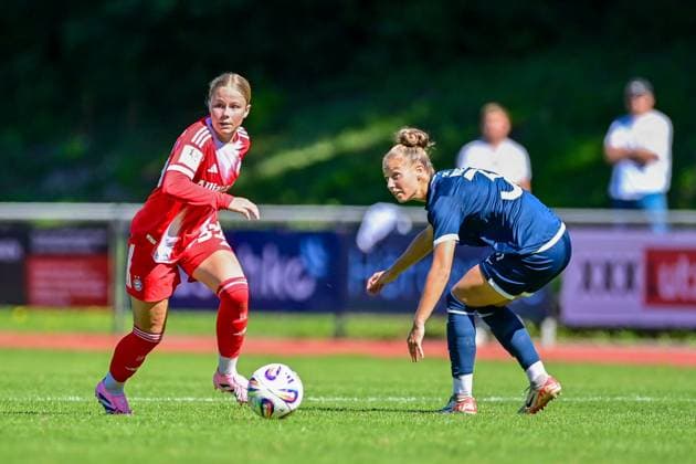 v.li.: Greta Hünten (Huenten, FCB, 33) Franziska Wenzel (Bochum, 31) im Zweikampf, Duell, duel, tackle, Dynamik, Action, Aktion, 31.08.2025, Aschheim (Deutschland), Fussball,2. Frauen-Bundesliga, FC Bayern München II - VfL Bochuim, DFB DFL REGULATIONS PROHIBIT ANY USE OF PHOTOGRAPHS AS IMAGE SEQUENCES AND OR QUASI-VIDEO.