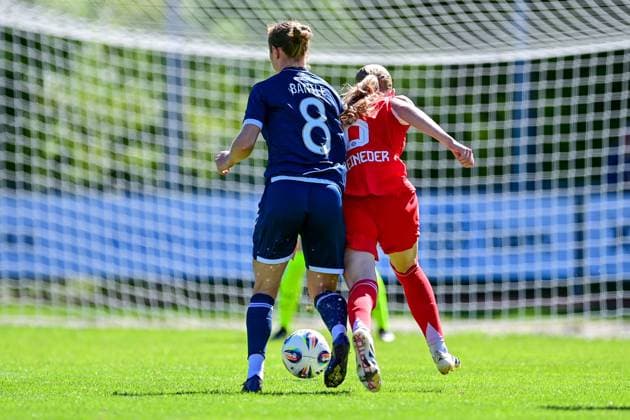 hier setzt sich Marie Gmeineder (FCB, 6) (re.) gegen Alina Bantle (Bochum, 8) durch, läuft allein aufs Tor, trifft aber dann nur den Pfosten, 31.08.2025, Aschheim (Deutschland), Fussball,2. Frauen-Bundesliga, FC Bayern München II - VfL Bochuim, DFB DFL REGULATIONS PROHIBIT ANY USE OF PHOTOGRAPHS AS IMAGE SEQUENCES AND OR QUASI-VIDEO.