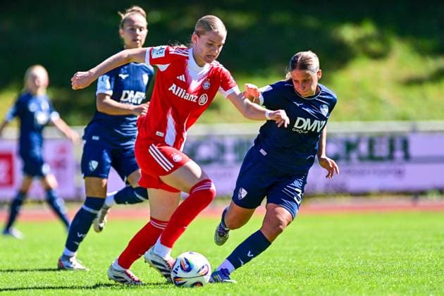 v.li.: Marie Gmeineder (FCB, 6) Lilith Schmidt (Bochum, 30) im Zweikampf, Duell, duel, tackle, Dynamik, Action, Aktion, 31.08.2025, Aschheim (Deutschland), Fussball,2. Frauen-Bundesliga, FC Bayern München II - VfL Bochuim, DFB DFL REGULATIONS PROHIBIT ANY USE OF PHOTOGRAPHS AS IMAGE SEQUENCES AND OR QUASI-VIDEO.