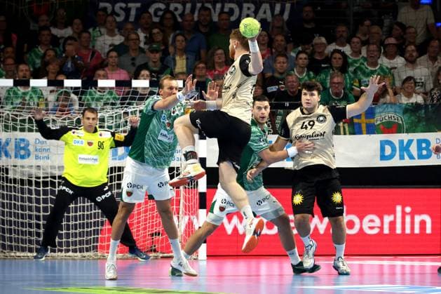 DEU, DHB, 1.HBL, Fuechse Berlin vs. Bergischer HC, 31.08.2025, Max-Schmeling-Halle, Berlin, DEU, DHB, 1.HBL, Fuechse Berlin vs. Bergischer HC, im Bild Max Darj (Fuechse Berlin 5), Mijajlo Marsenic (Fuechse Berlin 93), Dejan Milosavljev (Fuechse Berlin 96), Johannes Wasielewski (Bergischer HC 77), Aron Seesing (Bergischer HC 49)