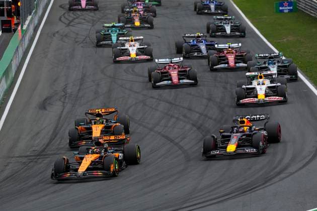 F1 - DUTCH GRAND PRIX 2025 Start of the race, 81 PIASTRI Oscar (aus), McLaren F1 Team MCL39, 04 NORRIS Lando (gbr), McLaren F1 Team MCL39, 01 VERSTAPPEN Max (nld), Red Bull Racing RB21, action during the 2025 Formula 1 Heineken Dutch Grand Prix, 15th round of the 2025 FIA Formula One World Championship, WM, Weltmeisterschaft from August 29 to 31, 2025 on the Zandvoort Circuit, in Zandvoort, Netherlands - ZandvoortNetherlands Copyright: xFLORENTxGOODENx