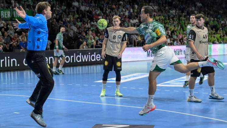 im Bild v.l.: Lukas Diedrich (Bergischer HC), Tim Freihoefer (Fuechse Berlin), Action, Kampf, kaempft um den Ball, GER, Berlin, Handball, Fuechse Berlin vs Bergischer HC, DAIKIN Handball-Bundesliga, in der Max Schmeling Halle, 31.08.2025, Copyright: HMBxMedia UwexKoch