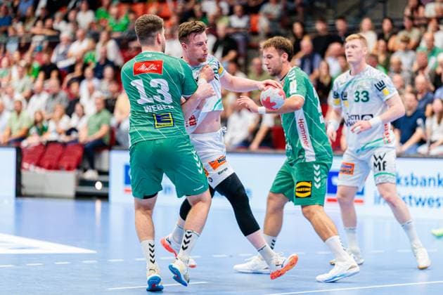 v.l. Ian Weber (GWD Minden, 13), Erik Persson (Frisch Auf Goeppingen, 22), Tom Bergner (GWD Minden, 28) GER, GWD Minden vs. Frisch Auf Goeppingen, Handball, 1. Bundesliga, 1. Spieltag, Spielzeit 2025 2026, 31.08.2025 GER, GWD Minden vs. Frisch Auf Goeppingen, Handball, 1. Bundesliga, 1. Spieltag, Spielzeit 2025 2026, 31.08.2025 Luebbecke Copyright: xEibner-Pressefoto JanxRollingerx EP_JSK