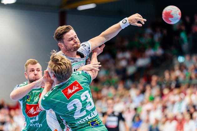 v.l. Michael Schulz (GWD Minden, 33), David Schmidt (Frisch Auf Goeppingen, 77), Niclas Benedict Heitkamp (GWD Minden, 23) GER, GWD Minden vs. Frisch Auf Goeppingen, Handball, 1. Bundesliga, 1. Spieltag, Spielzeit 2025 2026, 31.08.2025 GER, GWD Minden vs. Frisch Auf Goeppingen, Handball, 1. Bundesliga, 1. Spieltag, Spielzeit 2025 2026, 31.08.2025 Luebbecke Copyright: xEibner-Pressefoto JanxRollingerx EP_JSK