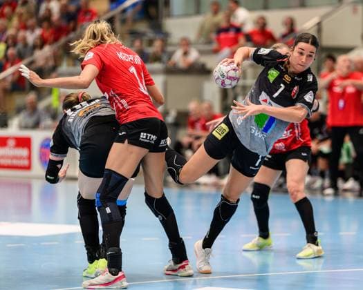 Anika, Niederwieser (Rueckraum, Thueringer HC, 14), E., Molenaar (Rueckraum Links, SV Union Halle-Neustadt, 7) GER, Thueringen, Thueringer HC gegen SV Union Halle-Neustadt, Alsco Handball Bundesliga Frauen, 1. Handballbundesliga Frauen, Handball, 1.Spieltag, Saison 2025 2026, Sonntag, 15.00 Uhr, 31.08.2025 GER, Thueringen, Thueringer HC gegen SV Union Halle-Neustadt, Alsco Handball Bundesliga Frauen, 1. Handballbundesliga Frauen, Handball, 1.Spieltag, Saison 2025 2026, Sonntag, 15.00 Uhr, 31.08.2025 Bad Langensalza Copyright: xEibner-Pressefoto MartinxHerbstx EP_MHT