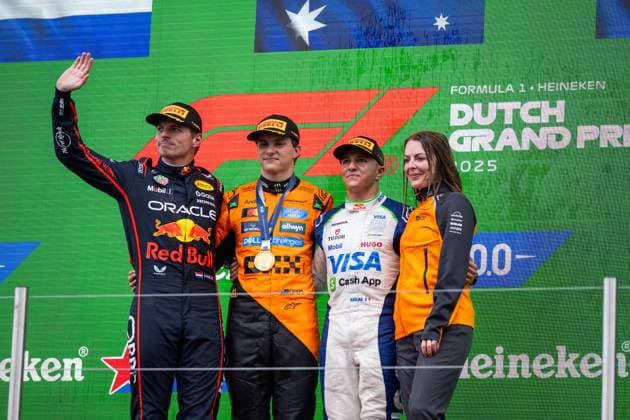 Max Verstappen (Oracle Red Bull Racing, Niederlande, 01), Oscar Piastri (McLaren Formula 1 Team, Australien, 81), Isack Hadjar (Visa Cash App Racing Bulls F1 Team, Frankreich, 06), Laura Bowden (McLaren, CFO) auf dem Podium bei der Siegerehrung, NED, Formel 1 Weltmeisterschaft, Heineken Grand Prix der Niederlande, Circuit Zandvoort, Rennen, Saison 2025, 31.08.2025 NED, Formel 1 Weltmeisterschaft, Heineken Grand Prix der Niederlande, Circuit Zandvoort, Rennen, Saison 2025, 31.08.2025 Zandvoort Copyright: xEibner-Pressefoto Memmlerx EP_MMR