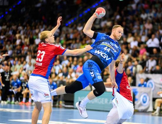 Lenny Rubin (TVB Stuttgart, 44) beim Torwurf, Einar Olafsson (Handball Verein Hamburg, 23) versucht zu stoeren, TVB Stuttgart vs. Handball Sport Verein Hamburg, Handball, DAIKIN 1. Handball Bundesliga, 1. Spieltag, Saison 2025 2026, 31.08.2025 Eibner-Pressefoto Andreas Ulmer TVB Stuttgart vs. Handball Sport Verein Hamburg, Handball, DAIKIN 1. Handball Bundesliga, 1. Spieltag, Saison 2025 2026, 31.08.2025 Stuttgart Copyright: xEibner-Pressefoto AndreasxUlmerx EP_AUR