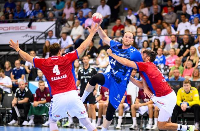 Lenny Rubin (TVB Stuttgart, 44), beim Torwurf, Jacob Arenth Lassen (Handball Verein Hamburg, 09), kann nicht blocken, TVB Stuttgart vs. Handball Sport Verein Hamburg, Handball, DAIKIN 1. Handball Bundesliga, 1. Spieltag, Saison 2025 2026, 31.08.2025 Eibner-Pressefoto Andreas Ulmer TVB Stuttgart vs. Handball Sport Verein Hamburg, Handball, DAIKIN 1. Handball Bundesliga, 1. Spieltag, Saison 2025 2026, 31.08.2025 Stuttgart Copyright: xEibner-Pressefoto AndreasxUlmerx EP_AUR