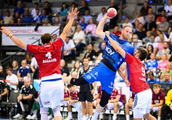 Lenny Rubin (TVB Stuttgart, 44), beim Torwurf, Jacob Arenth Lassen (Handball Verein Hamburg, 09), kann nicht blocken, TVB Stuttgart vs. Handball Sport Verein Hamburg, Handball, DAIKIN 1. Handball Bundesliga, 1. Spieltag, Saison 2025 2026, 31.08.2025 Eibner-Pressefoto Andreas Ulmer TVB Stuttgart vs. Handball Sport Verein Hamburg, Handball, DAIKIN 1. Handball Bundesliga, 1. Spieltag, Saison 2025 2026, 31.08.2025 Stuttgart Copyright: xEibner-Pressefoto AndreasxUlmerx EP_AUR
